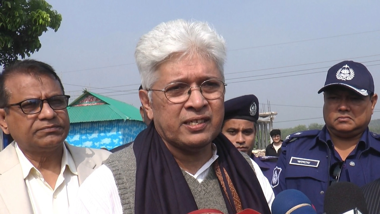 জুলাই আন্দোলনে শহীদ নাইমুর রহমানের কবর জিয়ারত শেষে তিনি সাংবাদিকদের সাথে আলাপ করছেন উপদেষ্টা আদিলুর রহমান খান  ¦ ছবি: প্রতিনিধি