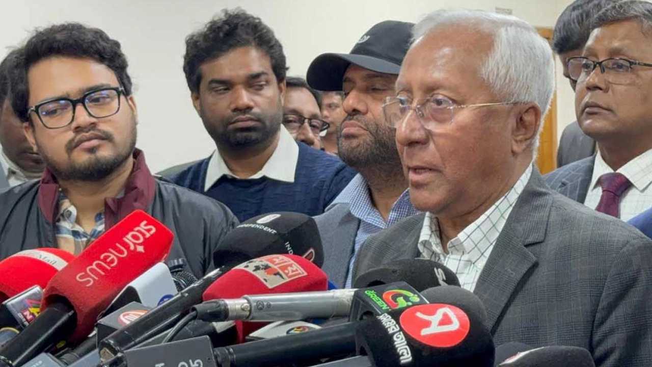 আগারগাঁওয়ের নির্বাচন ভবনে সাংবাদিকদের তথ্য জানান নির্বাচন কমিশনের সিনিয়র সচিব আখতার আহমেদ।