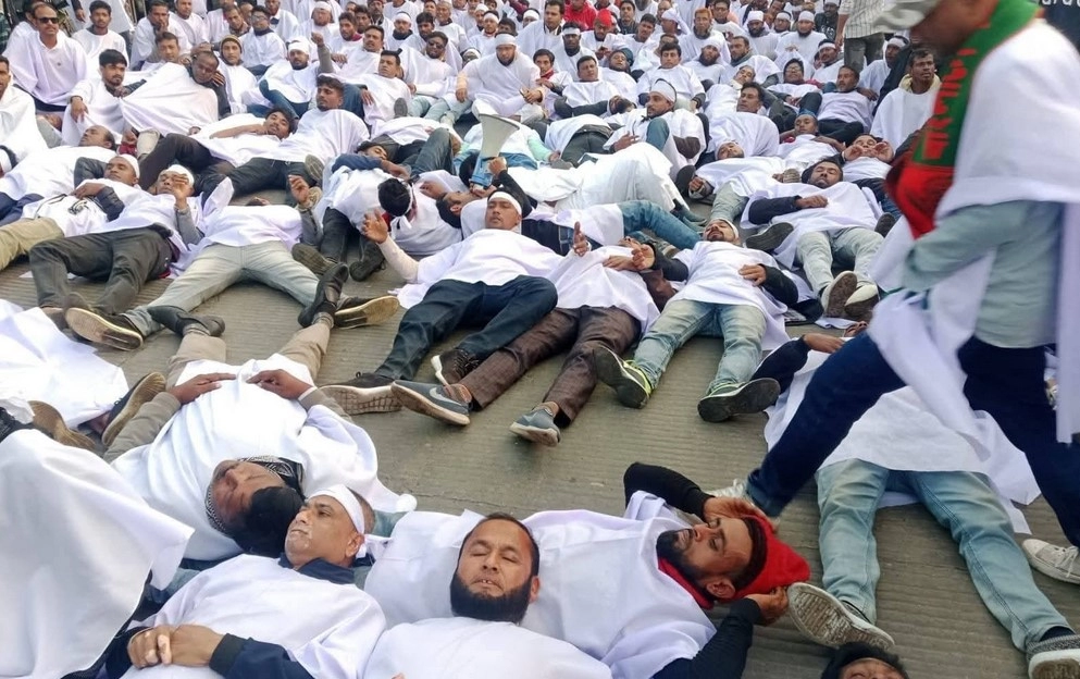 বিএনপির হাজার হাজার নেতা-কর্মীরা গায়ে কাফনের কাপড় পরে বিক্ষোভ মিছিল করেছে । ছবি-প্রতিনিধি