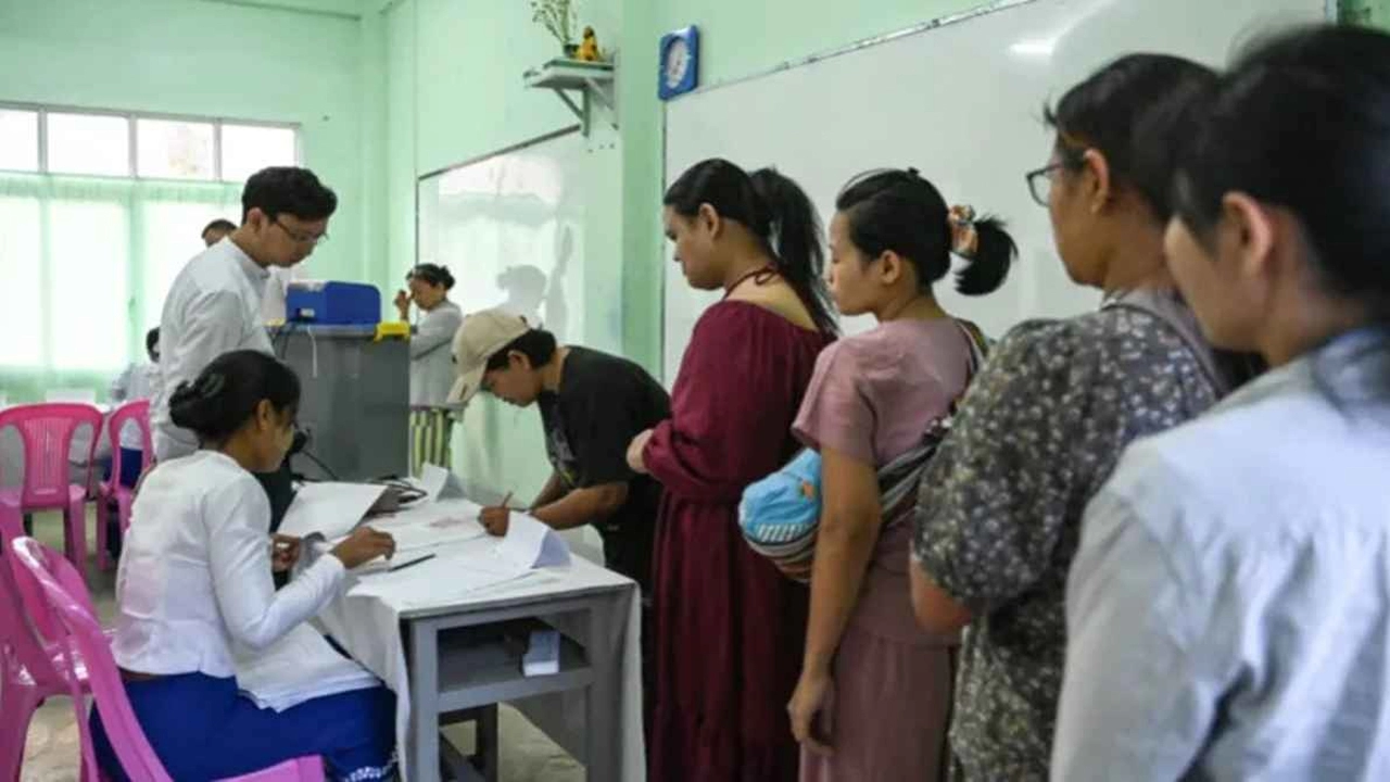 গৃহযুদ্ধের মধ্যেই মিয়ানমারে পার্লামেন্ট নির্বাচন শুরু