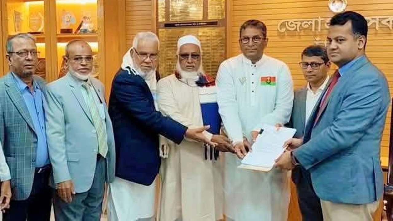 চাঁদপুরে ধানের শীষের প্রার্থী শেখ ফরিদ আহমেদের মনোনয়নপত্র জমা ¦ ছবি: প্রতিনিধি