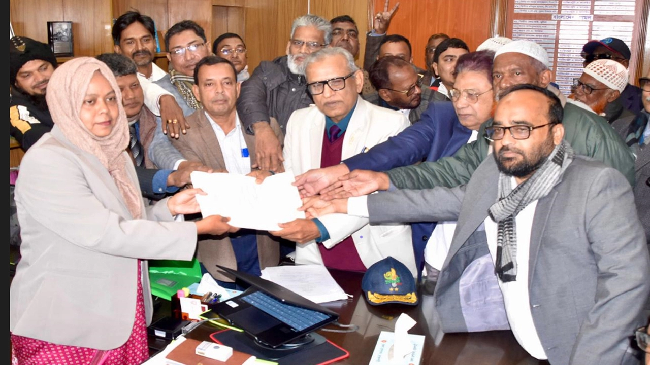 রাজশাহী-১ আসনে বিএনপি প্রার্থী শরীফ উদ্দীনের মনোনয়নপত্র জমা  ¦ ছবি: প্রতিনিধি