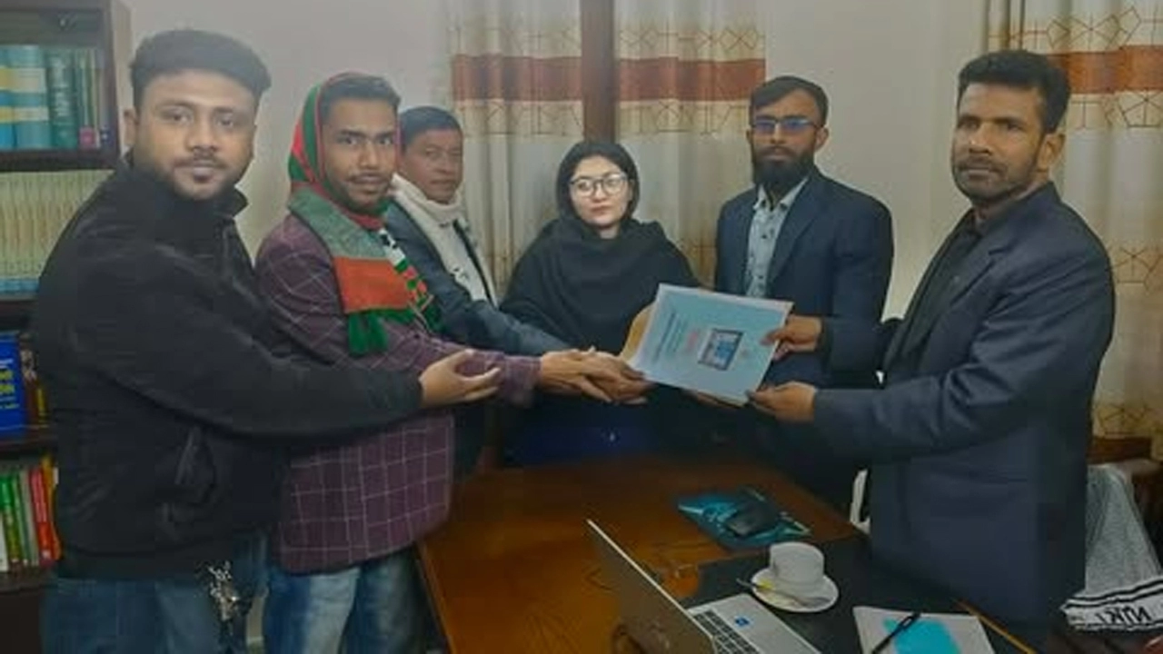 যশোর-৬ আসনে গণ অধিকার পরিষদের নারী প্রার্থী জেসিনা মুশীদের মনোনয়নপত্র সংগ্রহ ¦ ছবি: গ্রামের কাগজ