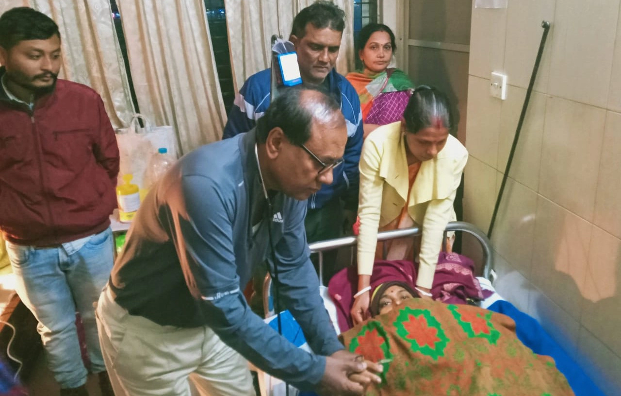 প্রসূতিকে চিকিৎসা সেবা দিচ্ছেন অধ্যাপক ডাক্তার নিকুঞ্জ বিহারী গোলদার | ছবি : গ্রামের কাগজ