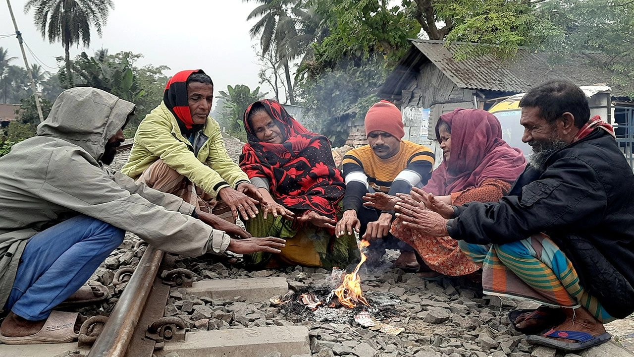 যশোরে শীত বিপর্যস্ত জনজীবন। ট্রেন লাইয়েনের পাসে আগুন জালিয়ে শীত নিবারণের চেষ্টা করছেন শ্রমজীবী মানুষ। ছবিটি ২৮ ডিসেম্বর রোববার যশোর রেলস্টেশন এলাকা থেকে তোলা | ছবি : এম এ মানিক