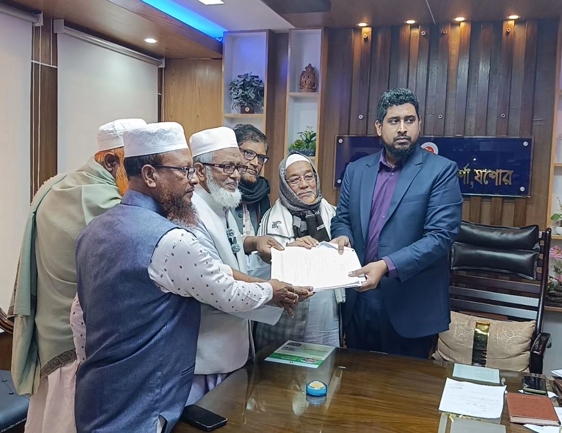 মনোনয়নপত্র জমা দিলেন জামায়াতের কেন্দ্রীয় কর্ম পরিষদ সদস্য মাওলানা আজিজুর রহমান। ছবি: গ্রামের কাগজ