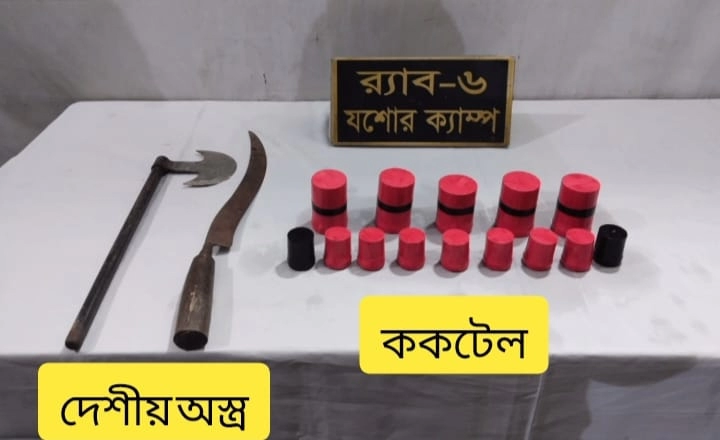 যশোরে ১৪টি ককটেল বোমাসহ একজন আটক । ছবি গ্রামের কাগজ