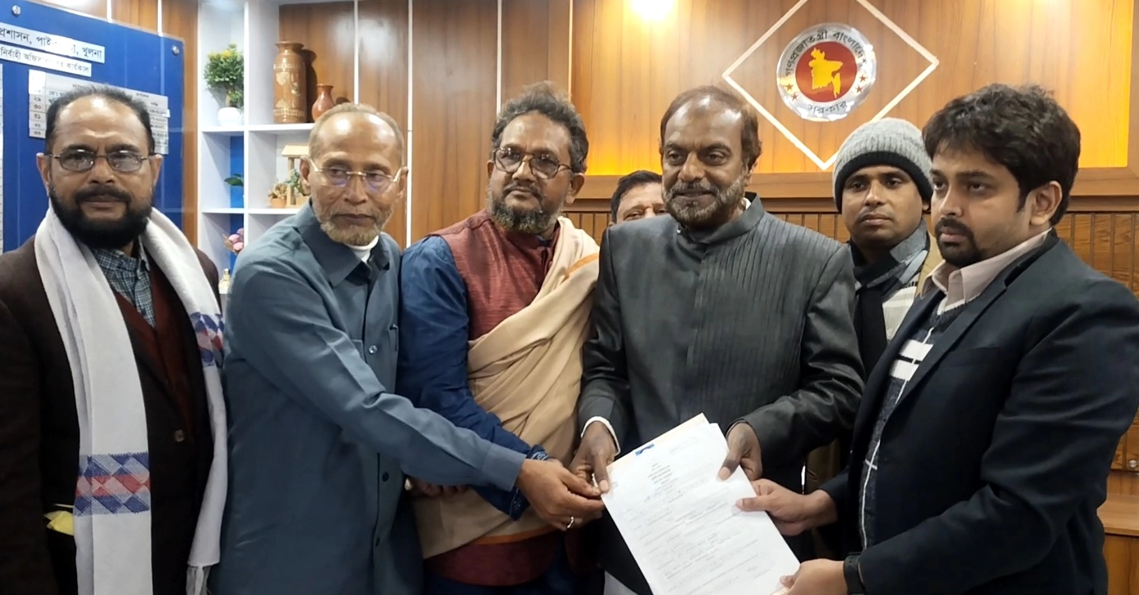 খুলনা ৬ আসনে মনোনয়নপত্র জমা দিলেন জাপার মনোনীত প্রার্থী। ছবি পাইকগাছা (খুলনা) প্রতিনিধি