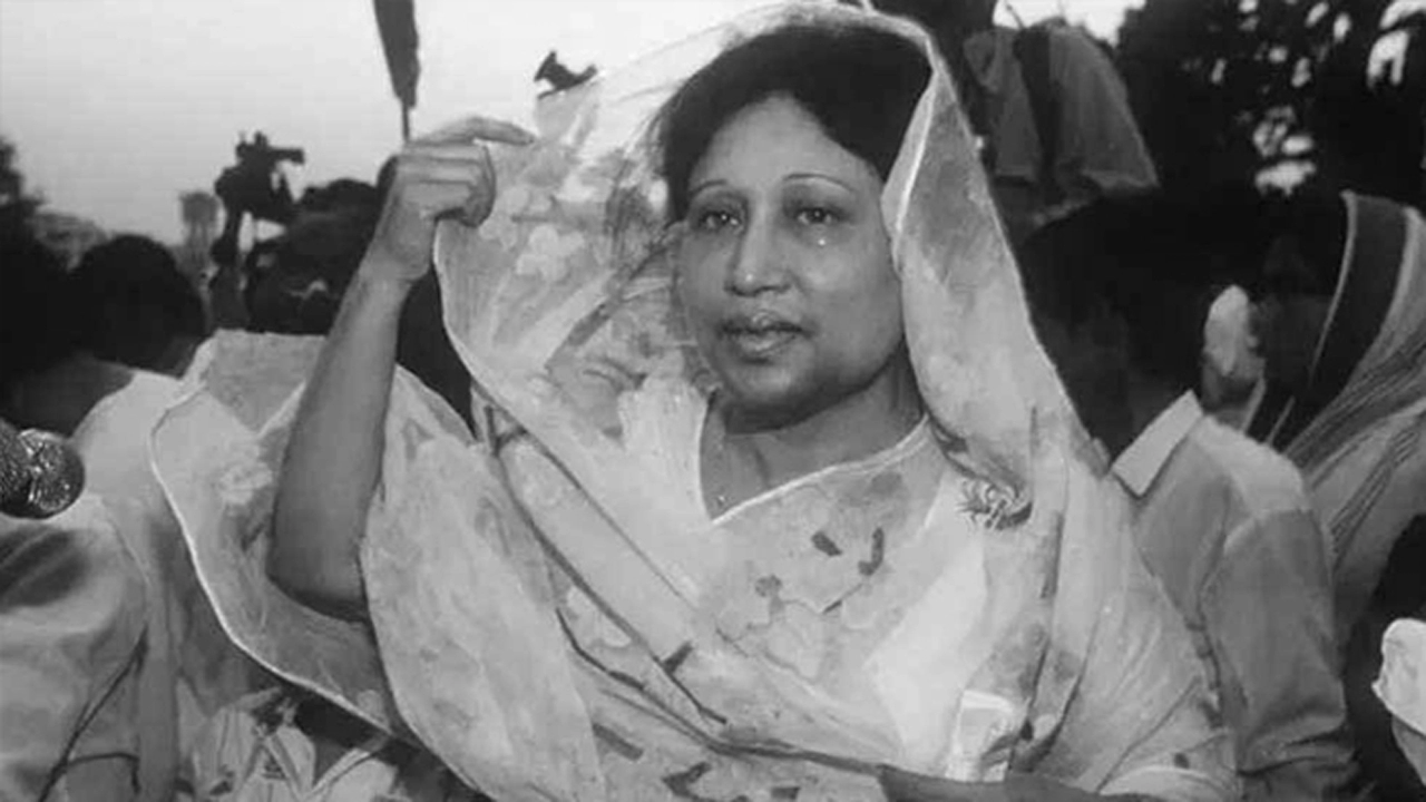 গৃহবধূ থেকে যেভাবে দেশের ইতিহাসে অন্যতম নেতা হয়ে উঠেন খালেদা জিয়া