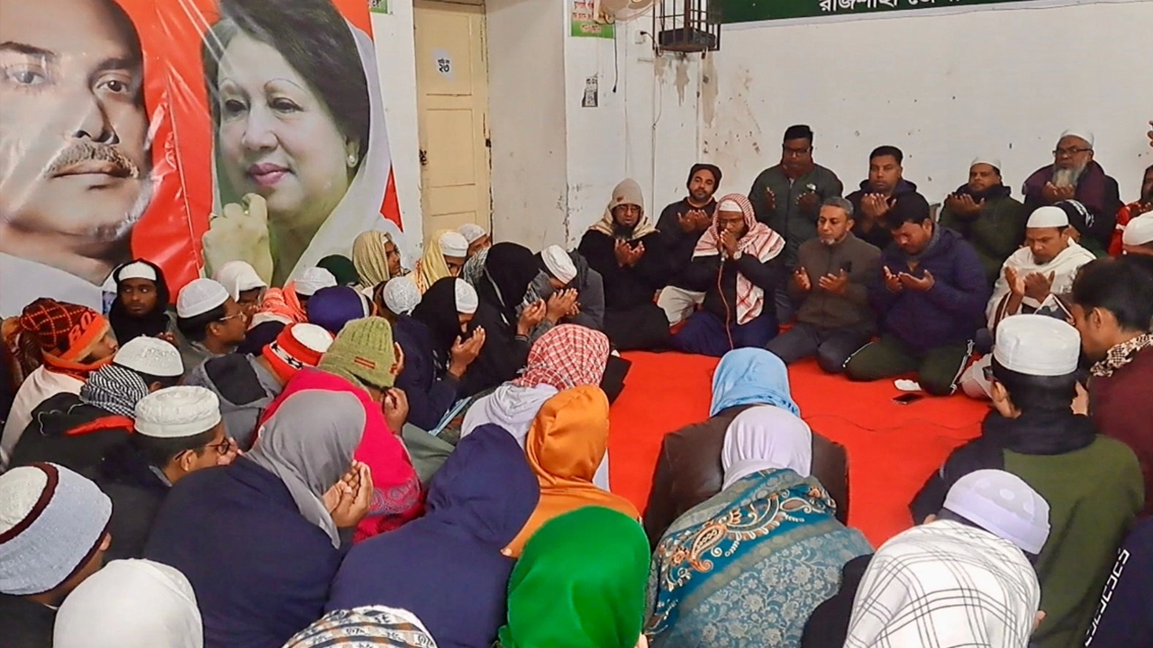 খালেদা জিয়ার মৃত্যুতে বিএনপির নেতাকর্মী থেকে শুরু করে বিভিন্ন শ্রেণি-পেশার মানুষ গভীর শোক প্রকাশ করছেন। ছবি: হাফিজুর রহমান পান্না