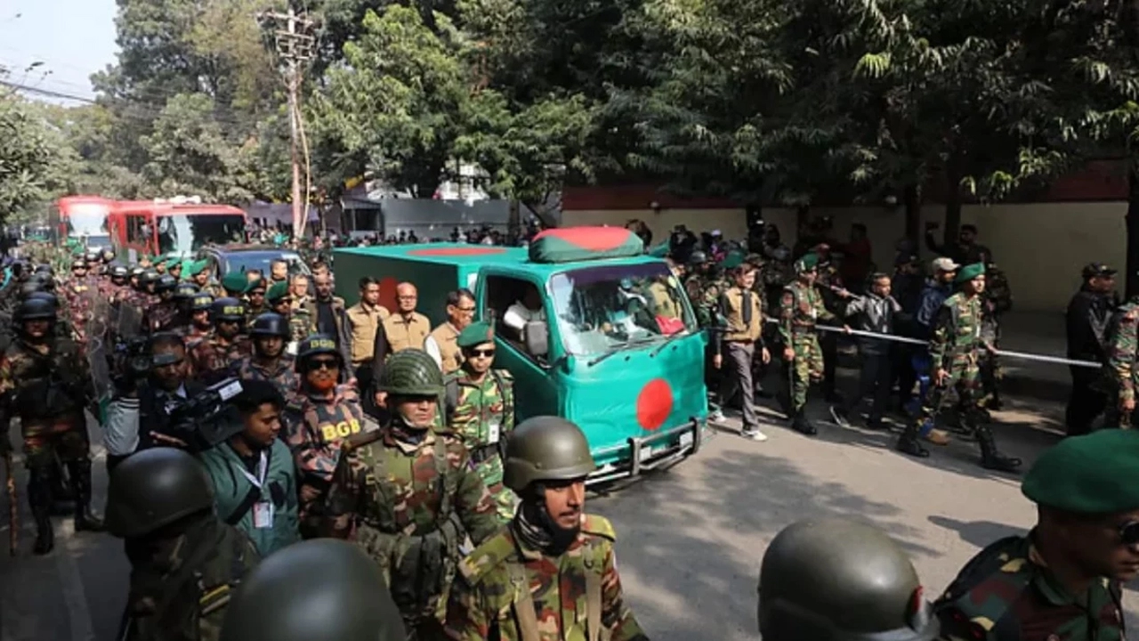 জাতীয় পতাকায় মোড়ানো গাড়িতে মানিক মিয়া অ্যাভিনিউতে নেওয়া হচ্ছে খালেদা জিয়ার মরদেহ