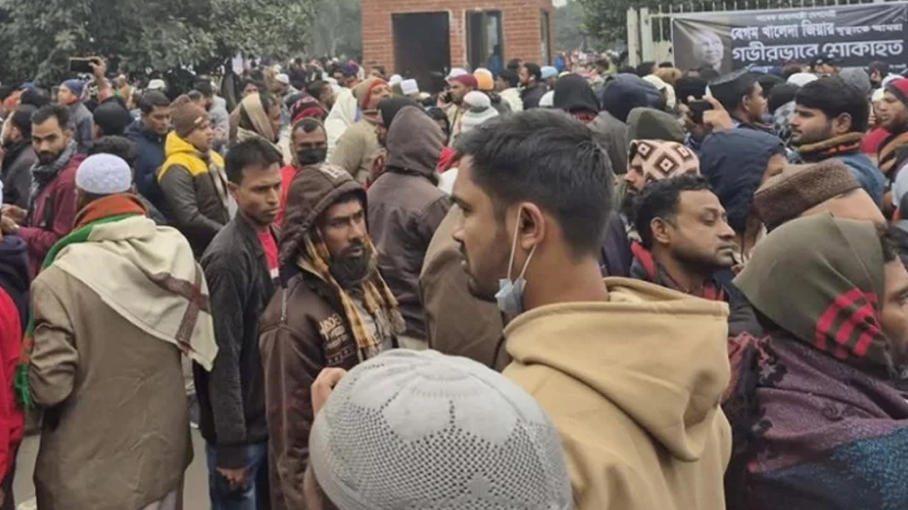 খালেদা জিয়ার জানাজায় অংশ নিতে মানিক মিয়া অ্যাভিনিউয়ে মানুষের ঢল