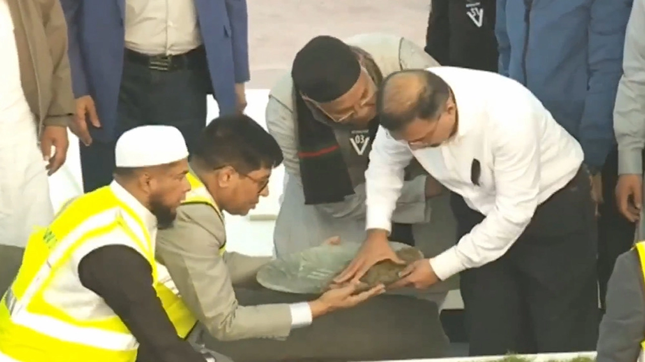 খালেদা জিয়ার কবরে মাটি দিচ্ছেন বিএনপির ভারপ্রাপ্ত চেয়ারম্যান তারেক রহমান। ছবি : ভিডিও থেকে নেওয়া