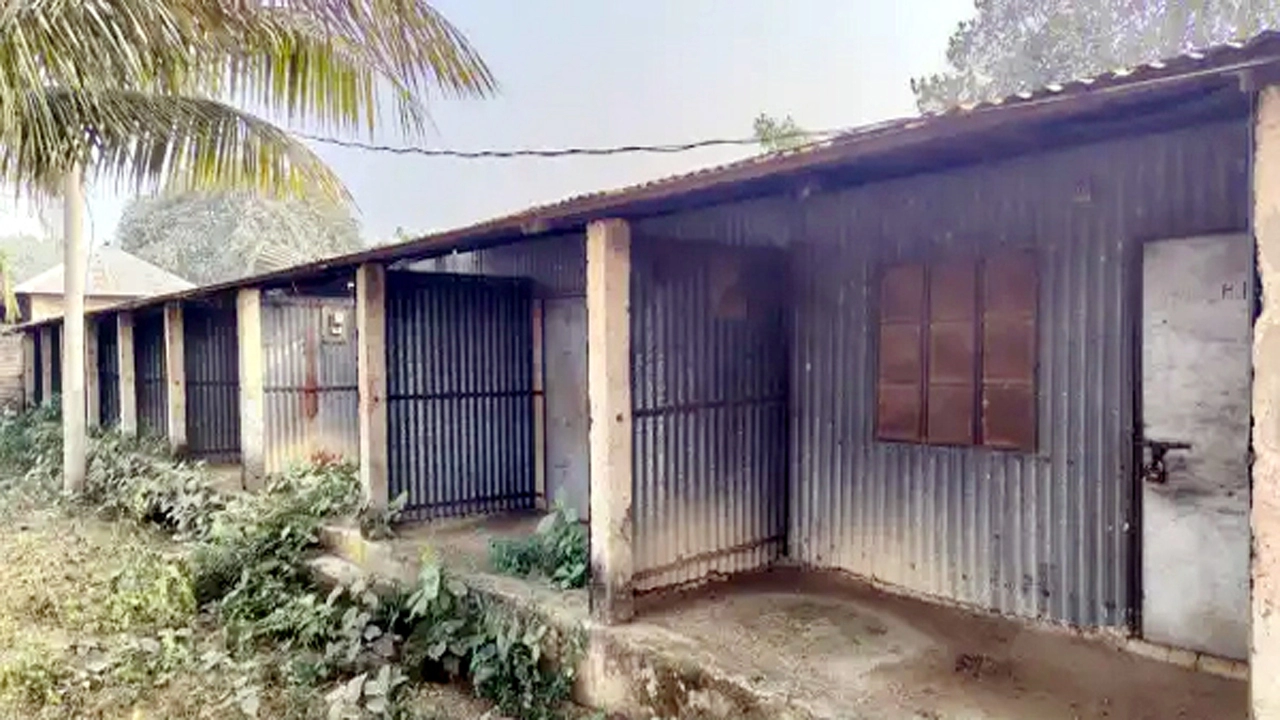 ঘোড়াঘাটে আশ্রয়ন প্রকল্প অনিয়ম ও অবহেলার অভিযোগ ¦ ছবি: প্রতিনিধি