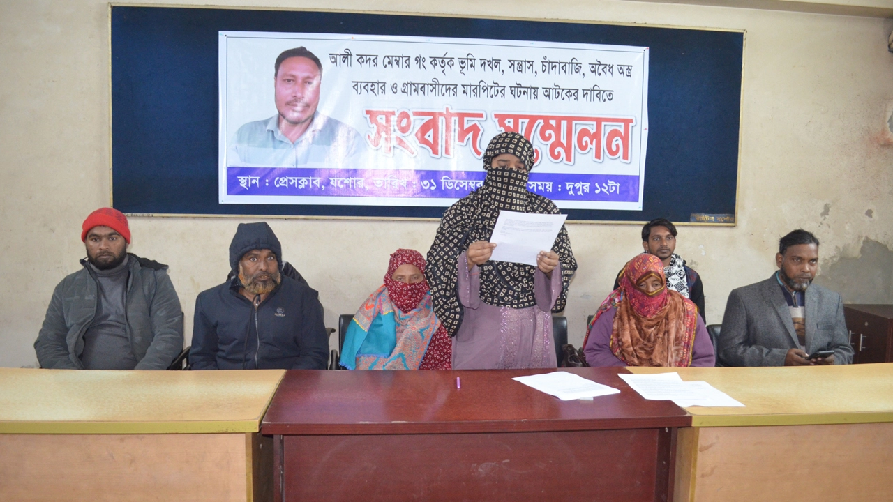 চৌগাছা উপজেলার পাশাপোল ইউনিয়নের ইউপি সদস্য আলী কদরের বিরুদ্ধে বিভিন্ন অভিযোগ এনে প্রেসক্লাব যশোরে বুধবার ঐ ইউনিয়নের হাওলী গ্রামের ভুক্তভোগী পরিবারের পক্ষে সংবাদ সম্মেলনে লিখিত বক্তব্য পাঠ করেন শাপলা খাতুন।  ছবি: গ্রামের কাগজ