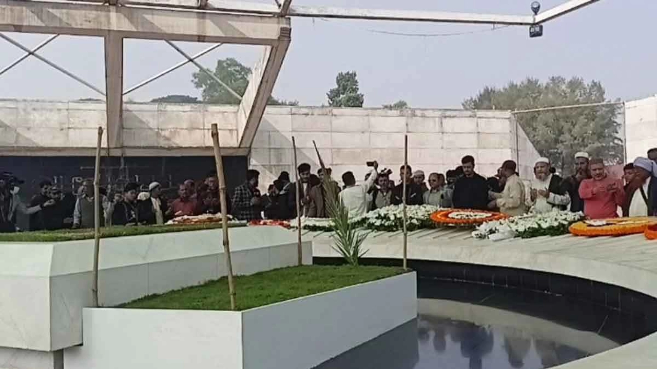 খালেদা জিয়ার কবর জিয়ারতে বিএনপি নেতা-কর্মী ও সাধারণ মানুষ