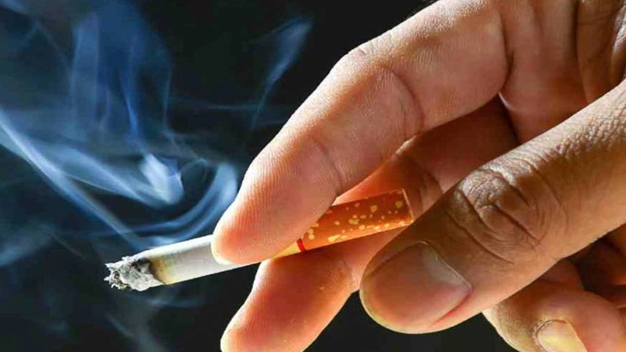 প্রকাশ্যে ধূমপান করলে ৩০০ থেকে ২০০০ টাকা জরিমানা
