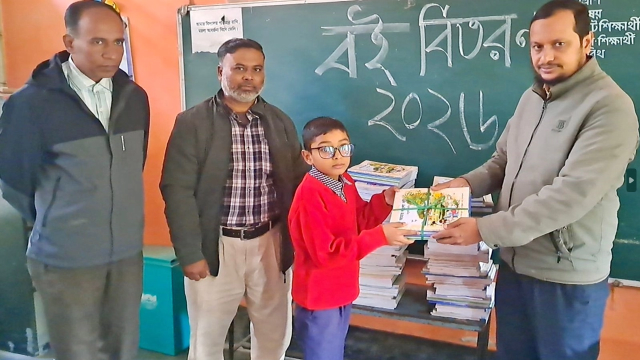 পবা উপজেলার নওহাটা সরকারি উচ্চ বিদ্যালয় ও সরকারি প্রাথমিক বিদ্যালয়ের শিক্ষার্থীদের হাতে নতুন বই তুলে দেয়া হয় ¦ ছবি: হাফিজুর রহমান পান্না