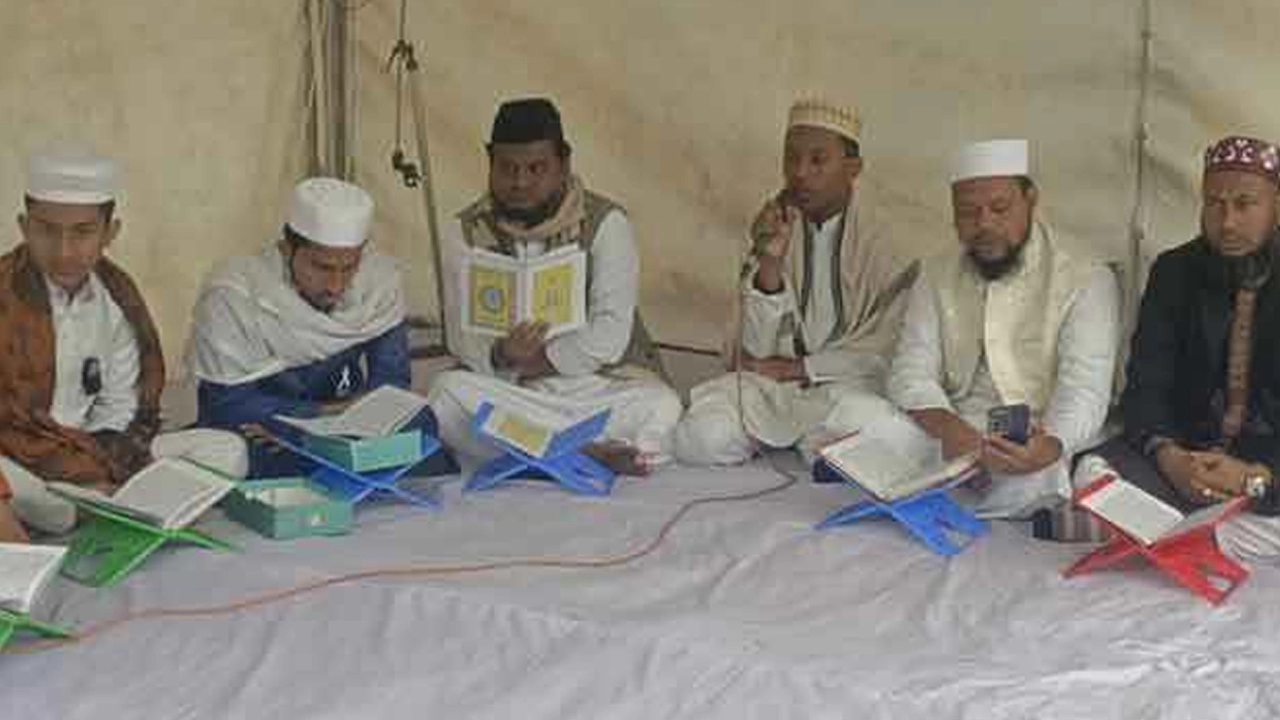 খালেদা জিয়ার মাজারের পাশে চলছে কোরআন তেলাওয়াত