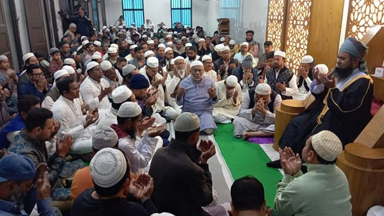 খালেদা জিয়ার রুহের মাগফেরাত কামনায় যশোর জেলা বিএনপির দোয়া