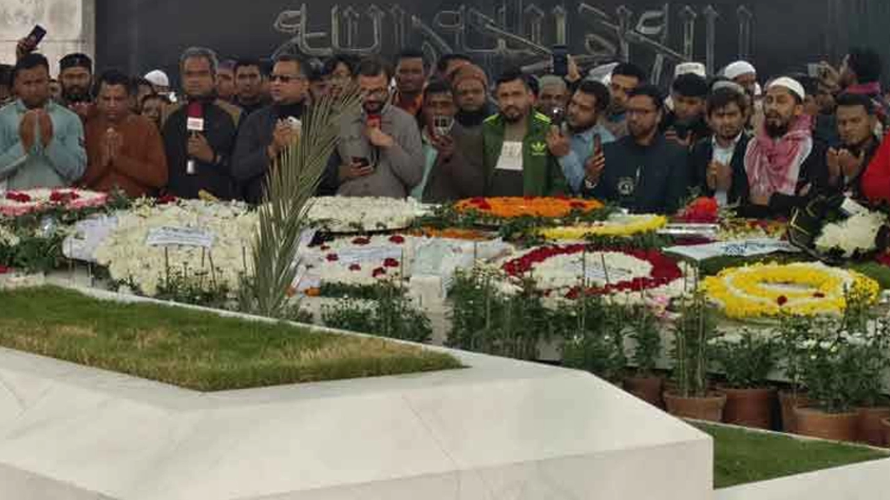 খালেদা জিয়ার কবরের পাশে জুমার নামাজের পর বিশেষ দোয়া