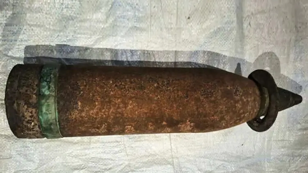 কুষ্টিয়ার দৌলতখালী গ্রাম থেকে উদ্ধার করা পুরোনো আর্টিলারি শেল।