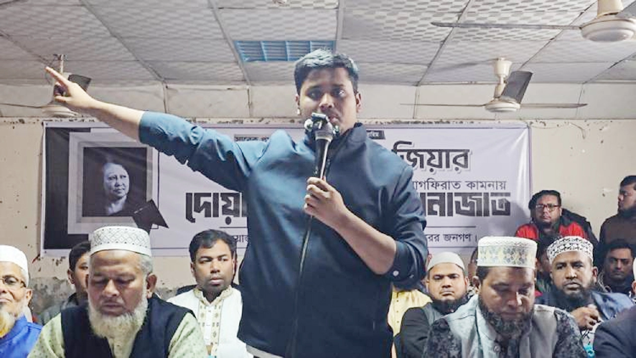 খালেদা জিয়ার মৃত্যুতে দোয়া ও মোনাজাত অনুষ্ঠানে বক্তব্য রাখেন হাসনাত আব্দুল্লাহ  ¦ ছবি: কালের কণ্ঠ