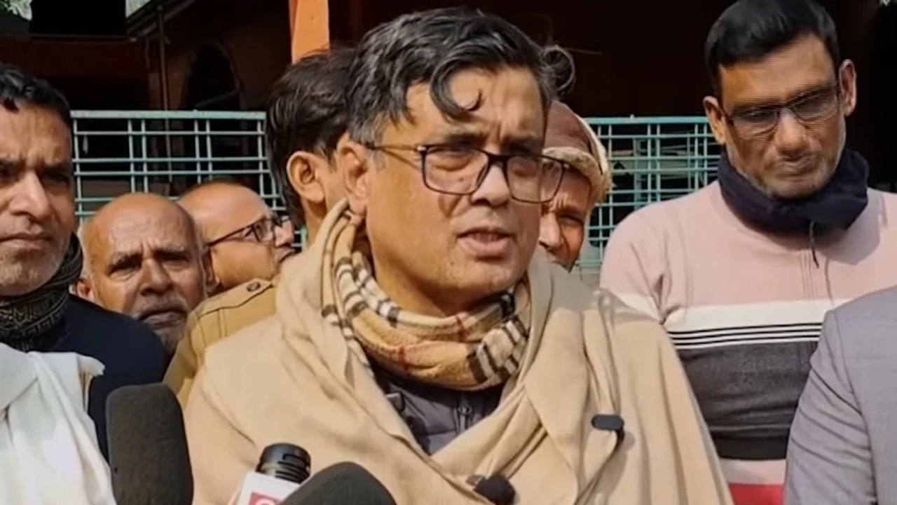 মাগুরার নিজনান্দুয়ালী নিতাই গৌর সেবাশ্রম পরিদর্শন শেষে সাংবাদিকদের সাথে কথা বলছেন প্রধান উপদেষ্টার প্রেস সচিব শফিকুল আলম