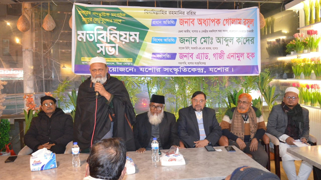 যশোর সাংস্কৃতিকেন্দ্রের উদ্যোগে স্থানীয় একটি ক্যাফেতে যশোরের সাংস্কৃতিক সংগঠন সমূহের সাথে মতবিনিময় সভায় প্রধান অতিথির বক্তৃতা করেন সাংস্কৃতিকেন্দ্রের প্রধান উপদেষ্টা অধ্যাপক গোলাম রসুল ।  ছবি: গ্রামের কাগজ