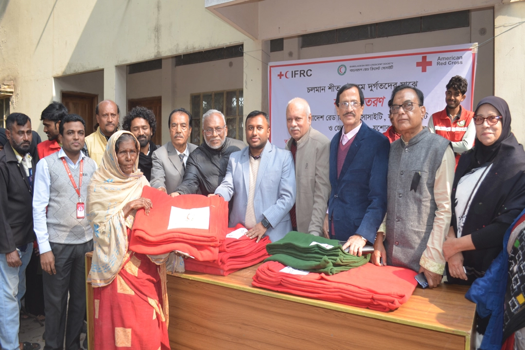 বাংলাদেশ রেড ক্রিসেন্ট সোসাইটি যশোর ইউনিটের উদ্যোগে শুক্রবার অসহায় মানুষের মধ্যে কম্বল বিতরণ করেন অতিরিক্ত জেলা প্রশাসক সার্বিক সুজন সরকার। ছবি: গ্রামের কাগজ