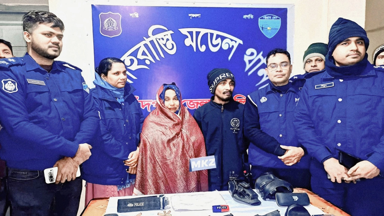 চাঁদপুরের আগ্নেয়াস্ত্র ও গুলিসহ মা–ছেলে আটক