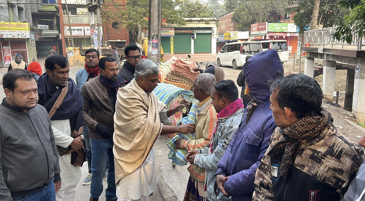 শীতে দিনমজুরদের মুখে হাসি ফোটালেন-অমিত। ছবি-গ্রামের কাগজ
