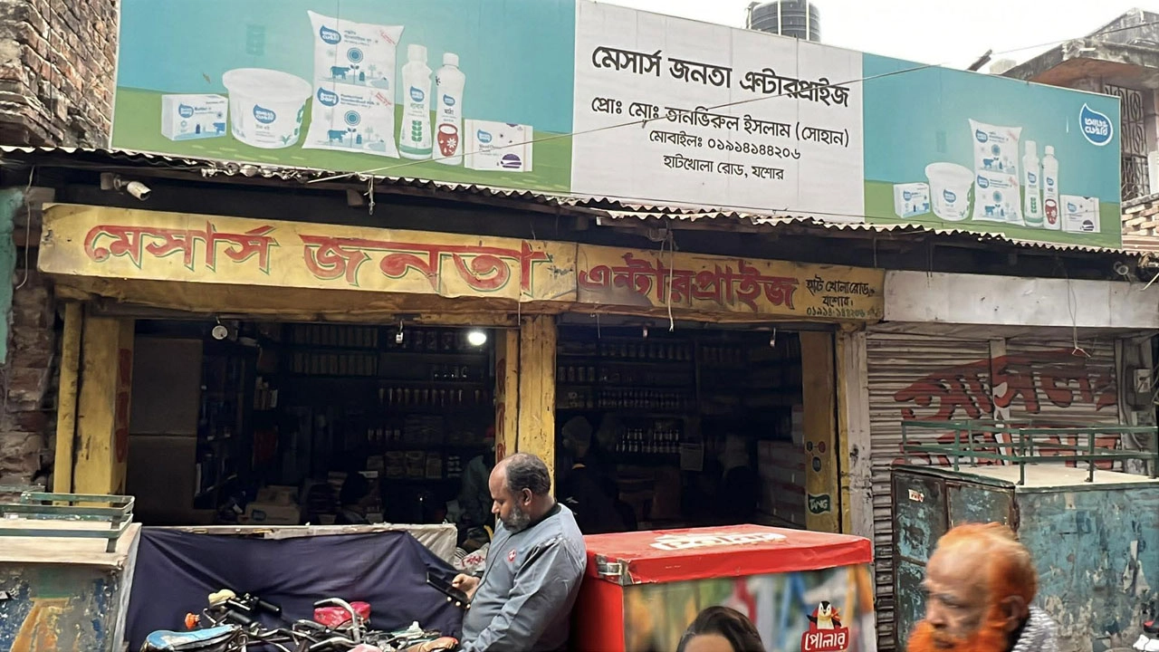 যশোরে দোকানের চালের টিন কেটে টাকা ও মালামাল চুরি । ছবি-গ্রামের কাগজ