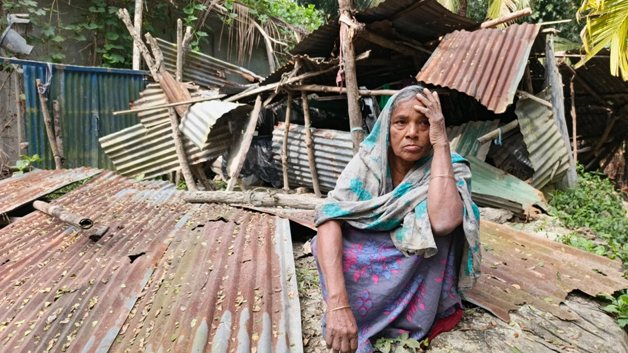 অসহায় বিধবা আজিমন নেছা ¦ ছবি: প্রতিনিধি