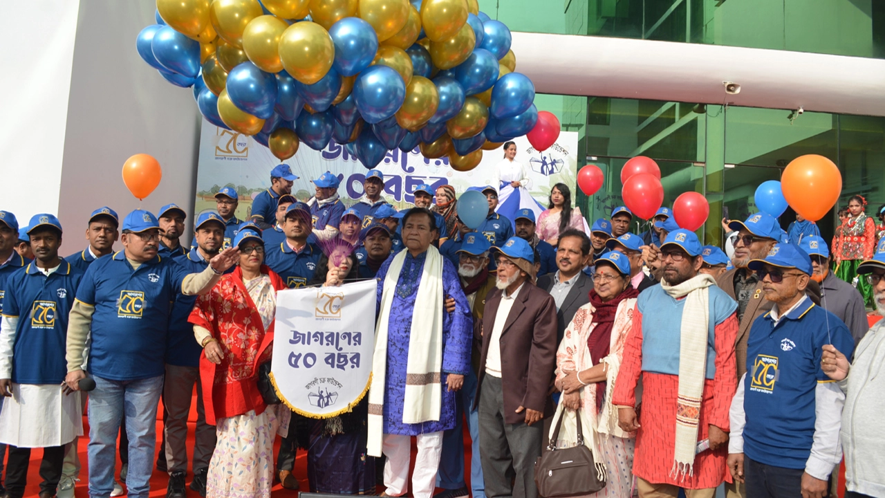 জাগরণী চক্র ফাউন্ডেশনের সূবর্ণজয়ন্তী ‘জাগরণের ৫০ বছর’ উৎসব উপলক্ষে বেলুন উড়িয়ে দেয়া হয় ¦ ছবি: গ্রামের কাগজ