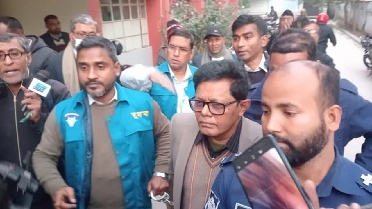 ঘুষের ১ লাখ ২০ হাজার টাকাসহ যশোরের জেলা প্রাথমিক শিক্ষা অফিসার আটক ¦ ছবি: গ্রামের কাগজ