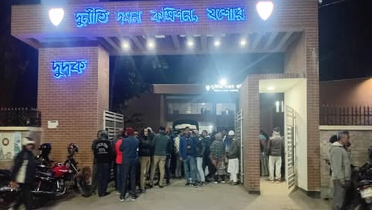 জেলা প্রাথমিক শিক্ষা কর্মকর্তার আটকের প্রতিবাদে এবার যশোরে দুদক কার্যালয় ঘেরাও ¦ ছবি: গ্রামের কাগজ