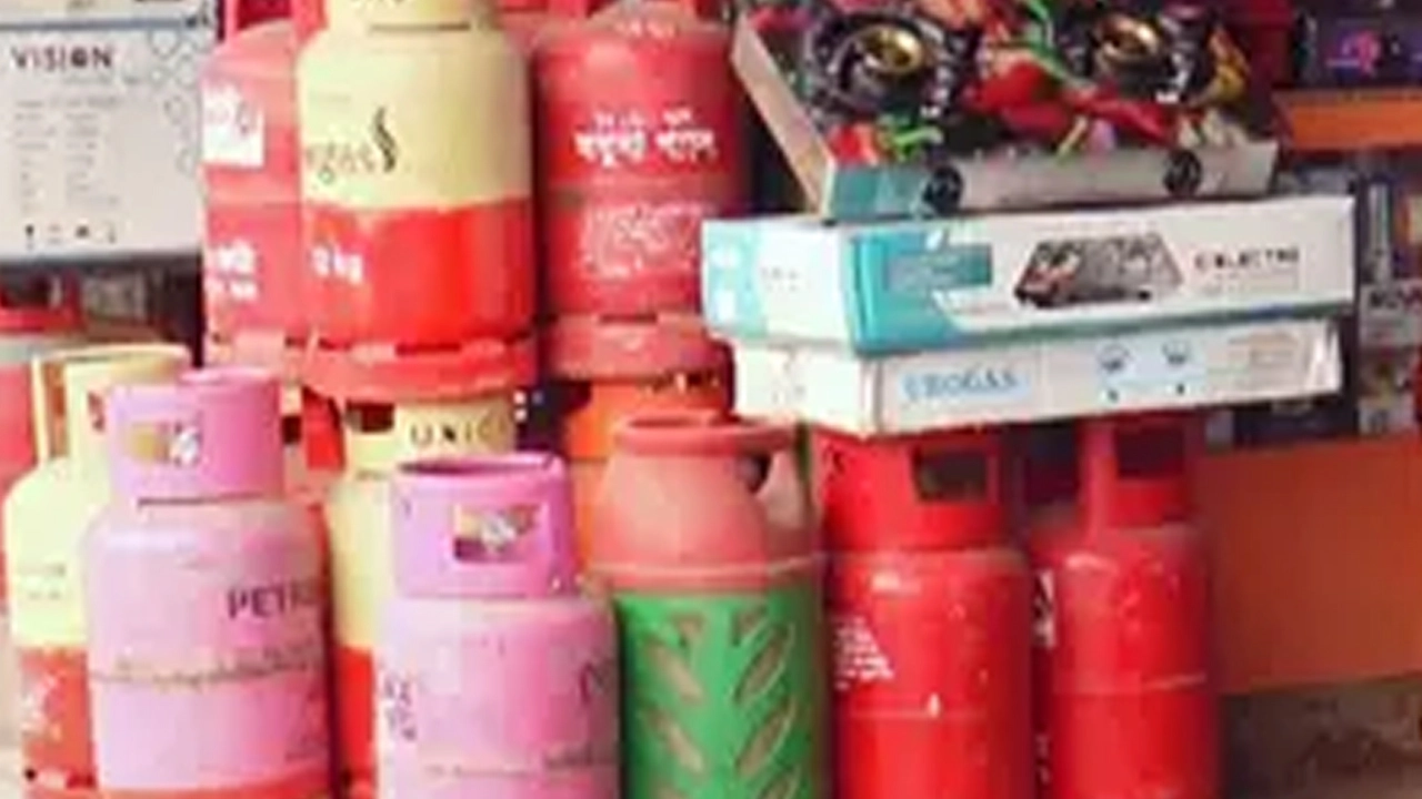 মাদারীপুরে গ্যাস সিলিন্ডার বিক্রি ও সরবরাহ বন্ধ রয়েছে।