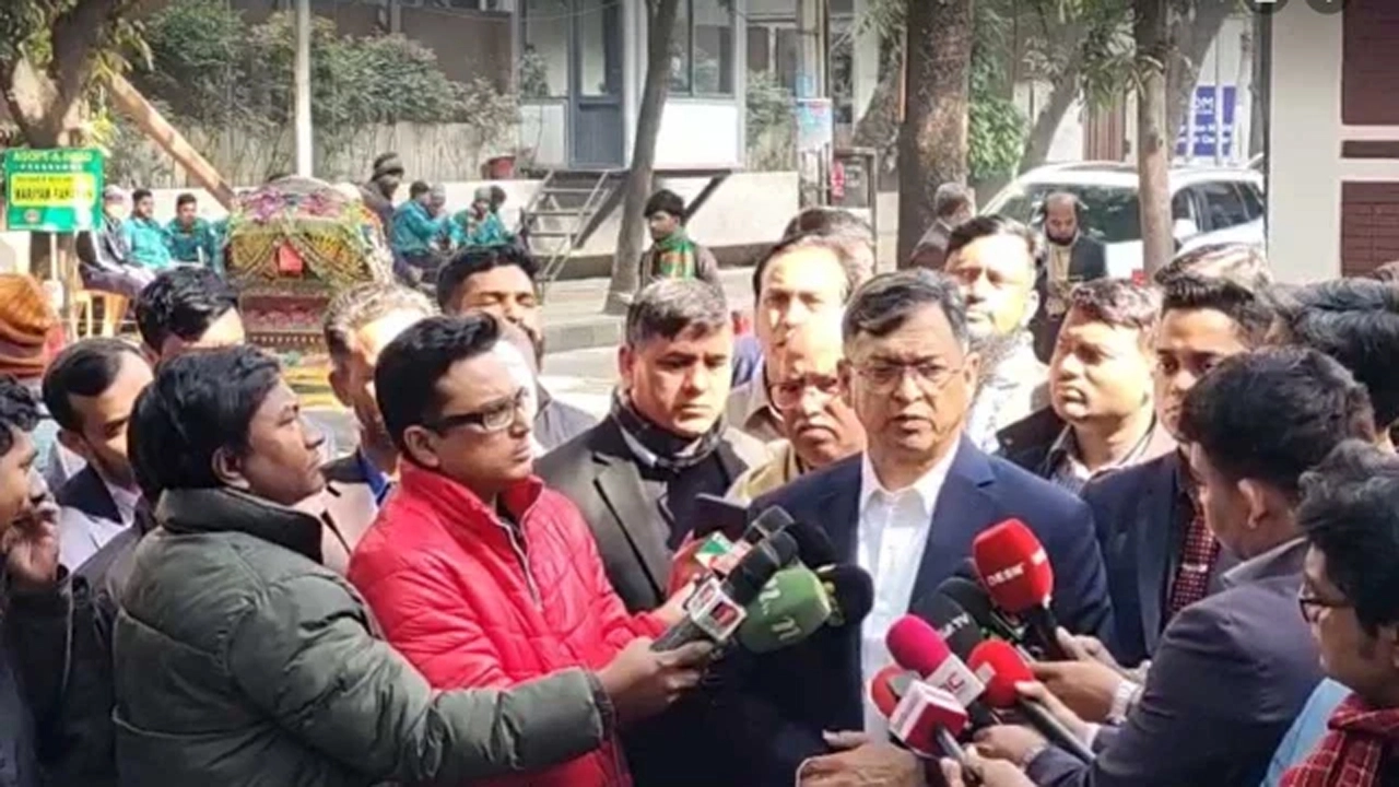 গুলশানে দলের রাজনৈতিক কার্যালয়ের সামনে সালাহউদ্দিন আহমেদ সাংবাদিকদের জানান বিদ্রোহী প্রার্থীদের নিয়ে সাংগঠনিক পদক্ষেপ নেওয়া হচ্ছে  ¦  ছবি: দেশ রূপান্তর