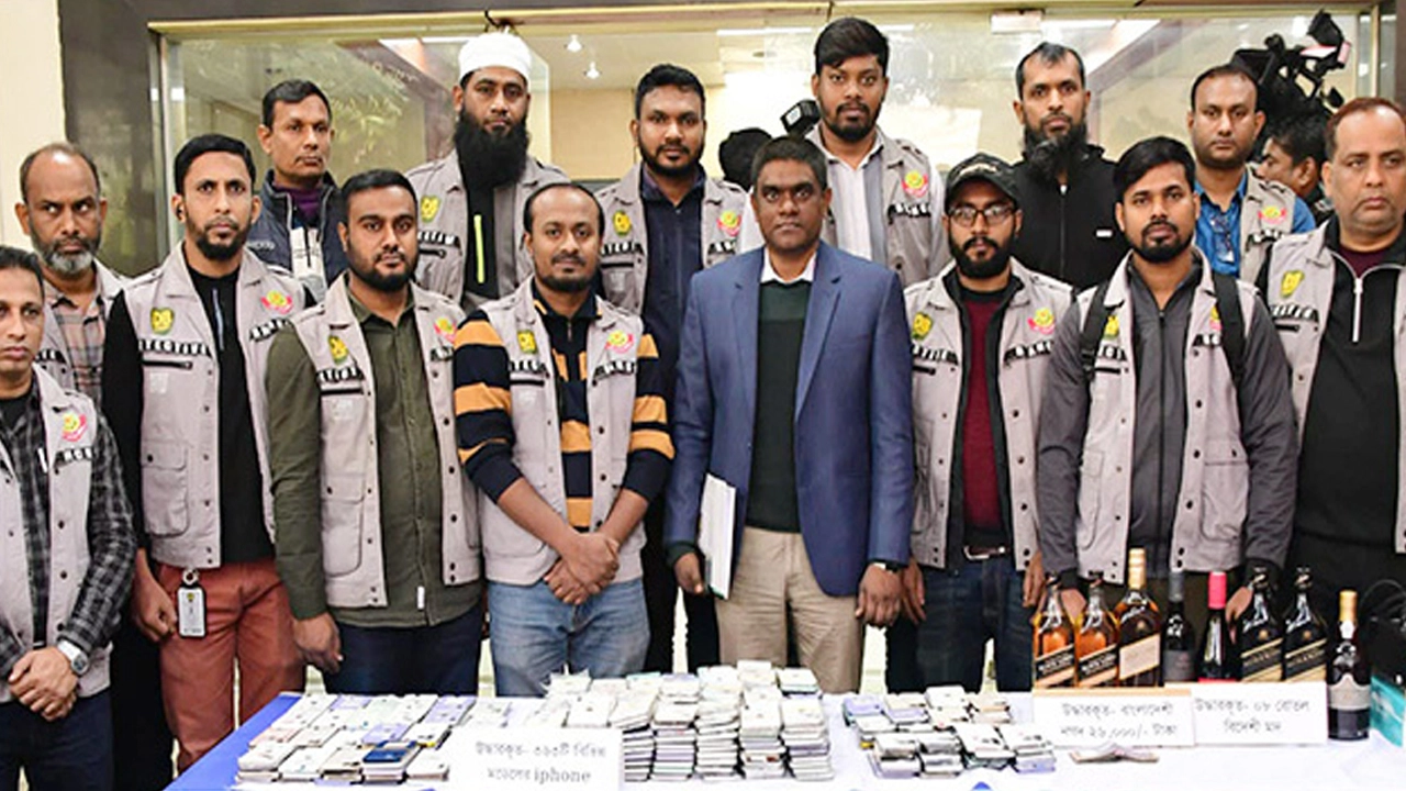 ঢাকায় অবৈধ আইফোন কারখানা ধ্বংস : ৩৬৩টি ভুয়া আইফোন উদ্ধার