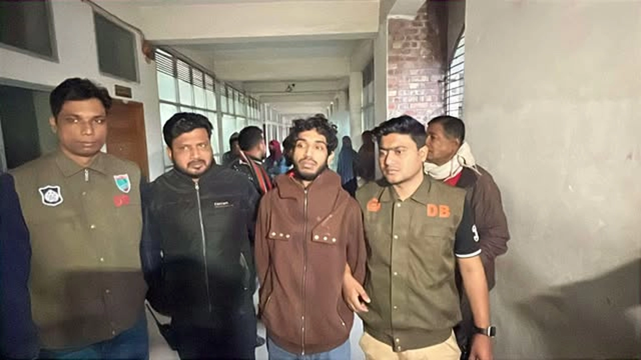 যশোরে বিএনপি নেতা আলমগীর হত্যার মূল শুটার ত্রিদিব আটক ¦ ছবি: গ্রামের কাগজ