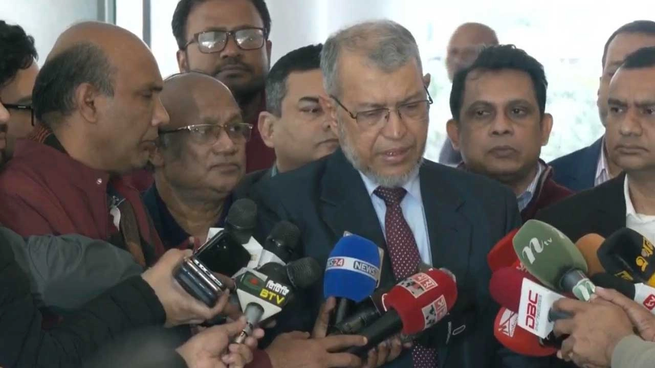 সচিবালয়ে সাংবাদিকদের সাথে কথা বলছেন মন্ত্রিপরিষদ সচিব ড. শেখ আব্দুর রশীদ।