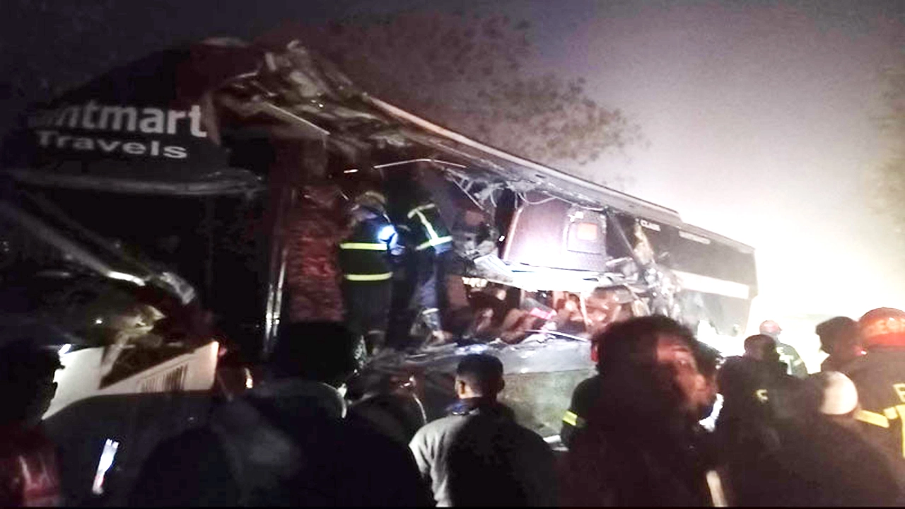 মিরসরাইয়ে বাস–ট্রাক সংঘর্ষ : নৌ সদস্যসহ নিহত ৩, আহত ১০ ¦ ছবি: প্রতিনিধি