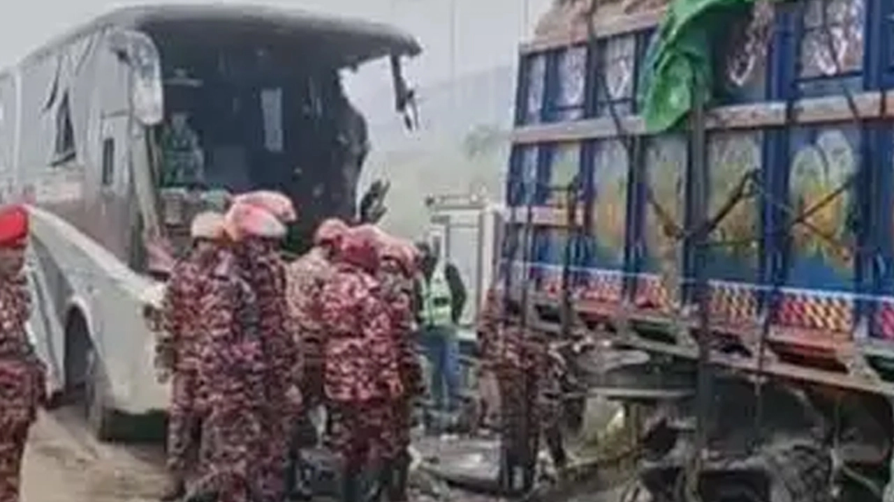 এক্সপ্রেসওয়েতে বাস–ট্রাক সংঘর্ষ : নিহত ১, আহত ২০