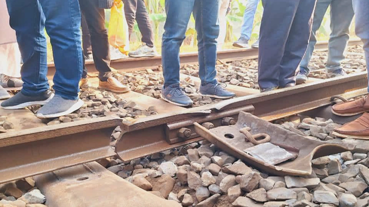 রাজশাহীর আড়ানী রেলস্টেশনে রেললাইন ভাঙা  ¦ ছবি: হাফিজুর রহমান পান্না