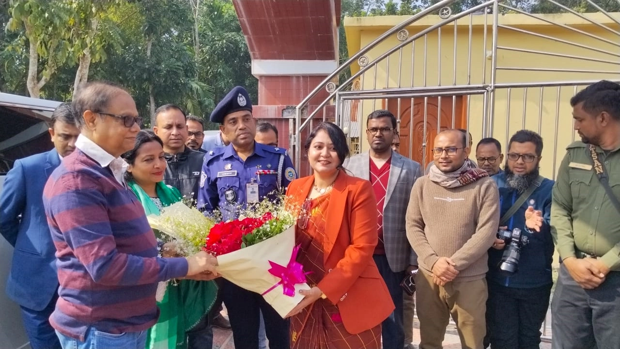 বাংলাদেশ ব্যাংকের গভর্নর রাজাপুরে জীবনানন্দ দাশ সংগ্রহশালা পরিদর্শনে এলে তাকে ফুলেল শুভেচ্ছা জানান উপজেলা নির্বাহী অফিসার রিফাত আরা মৌরি ¦ ছবি: প্রতিনিধি