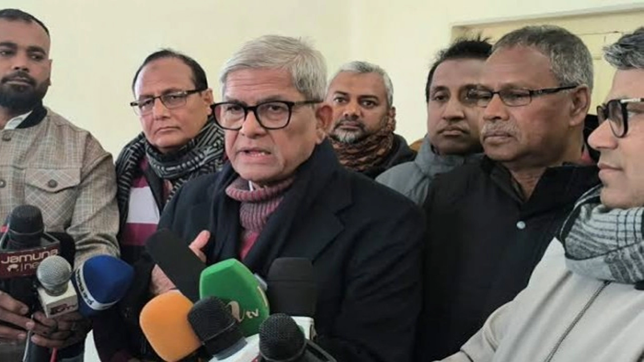 ঠাকুরগাঁওয়ের কালিবাড়িস্থ নিজ বাসভবনে সাংবাদিকদের সঙ্গে আলাপকালে বিএনপির মহাসচিব মির্জা ফখরুল ইসলাম আলমগীর।