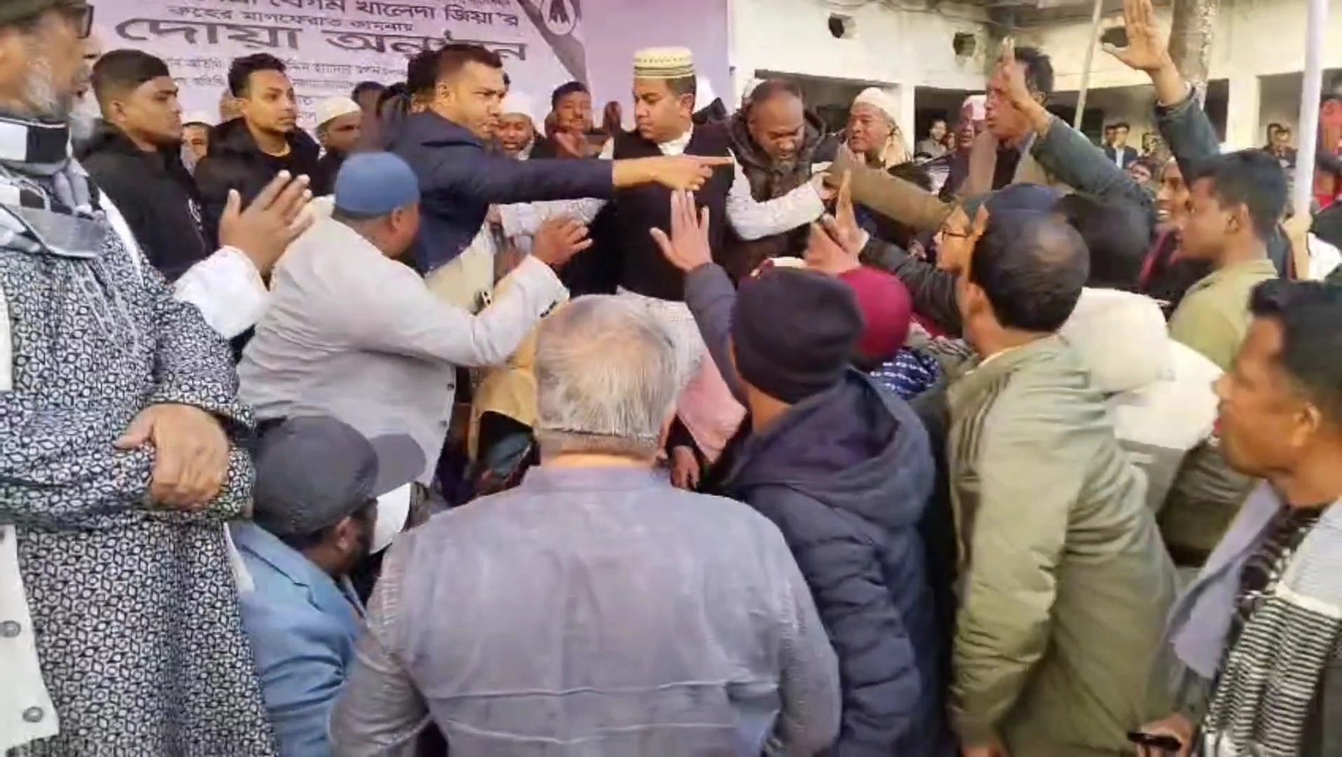 খালেদা জিয়ার দোয়া মিলাদে বক্তব্যকে কেন্দ্র করে বিএনপিতে হট্টগোল, মঞ্চ দখল ও হাতাহাতি ¦ ছবি: প্রতিনিধি