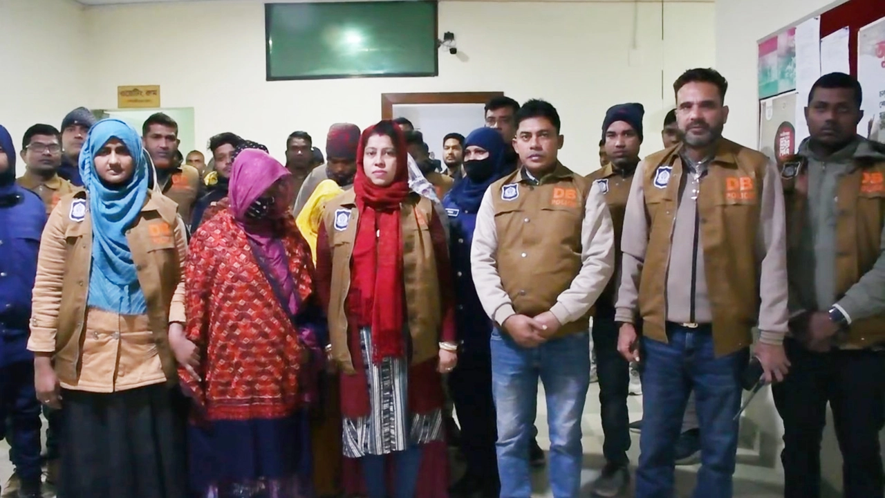 নওগাঁয় প্রশ্ন জালিয়াতি ও প্রতারক চক্রের ১৮ সদস্য গ্রেফতার  ¦ ছবি: প্রতিনিধি