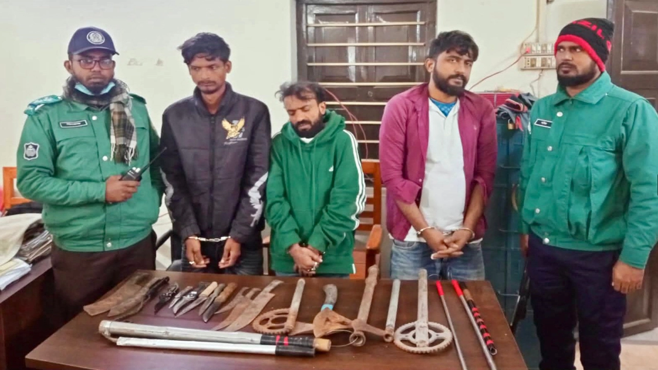 রাজশাহীতে শ্রমিক কল্যাণ ফেডারেশনের নেতা অস্ত্র মাদকসহ গ্রেপ্তার ¦ ছবি: হাফিজুর রহমান পান্না